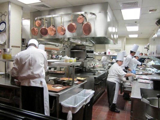 13 Petugas Dapur ini Kerja All Out demi Menyiapkan Hidangan Menu Spesial Kamu loh !