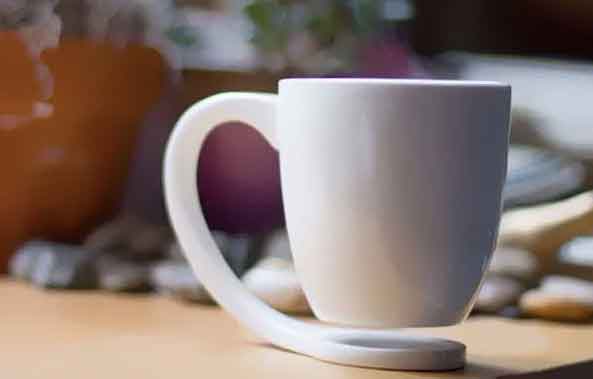 cangkir kopi bentuk melayang