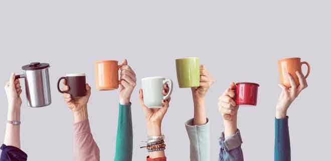 memilih cangkir kopi gelas