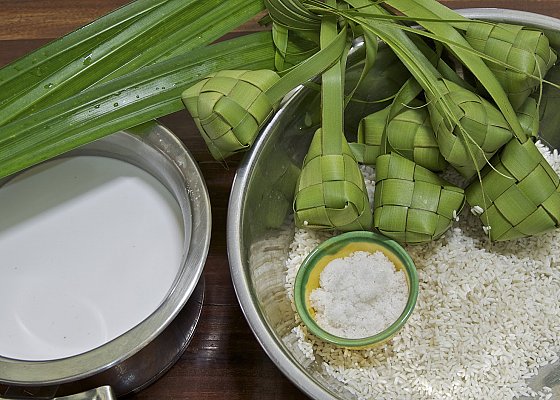 Lontong atau Ketupat ? Kamu suka yang mana buat Lebaran?